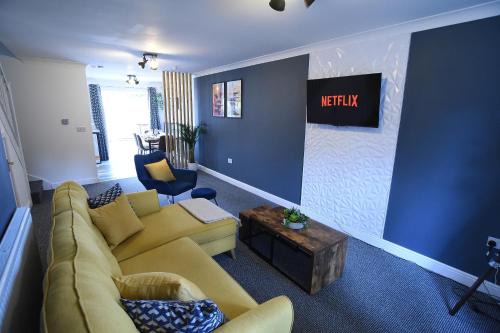 Lincoln House | Luxury 3 Bed Modern House, Sleeps 5, Lincoln City Centre, includes Parking
