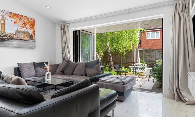 South Bermondsey House | Luxury 3 Bed Shard View House! Private parking,Garden, on Door step of the city!