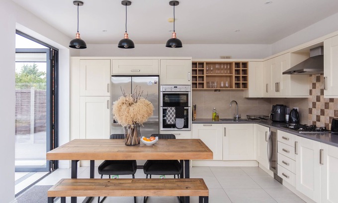 Streatham Hill Apartment | Elegant 3-Bedroom Apartment with Garden & Gym Amenities