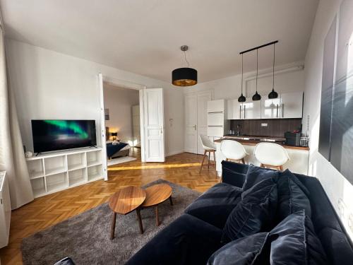 Penzing Apartment | Elegant 3 Bedroom Apartment Steps from Schönbrunn Palace
