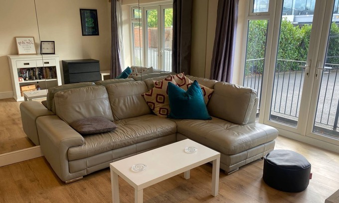 Cobham Apartment | Elegant 3 Bedroom Apartment with Spa and Fast Wi-Fi