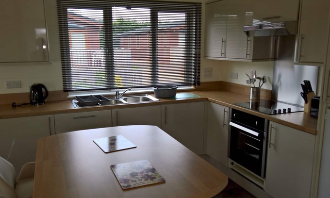 King's Lynn House | Pet-Friendly 3 Bedroom Lodge with Spa & Breakfast Included