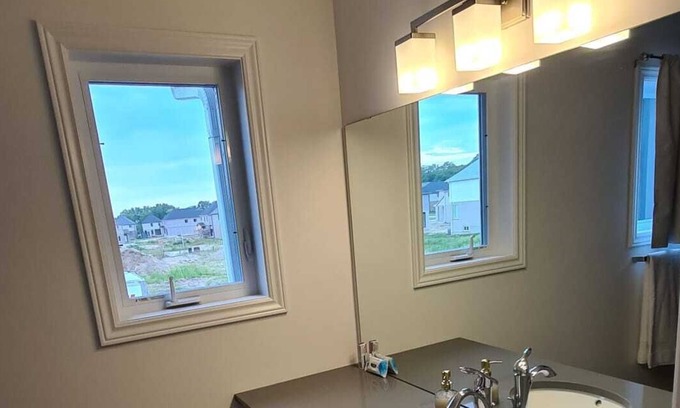 London House | Luxury 3-Bedroom townhouse close to UWO/Hospital