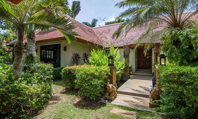 Rawai Villa | Luxury 3 BR Lagoon View Pool Villa in Baan Bua Estate close to Nai Harn Beach