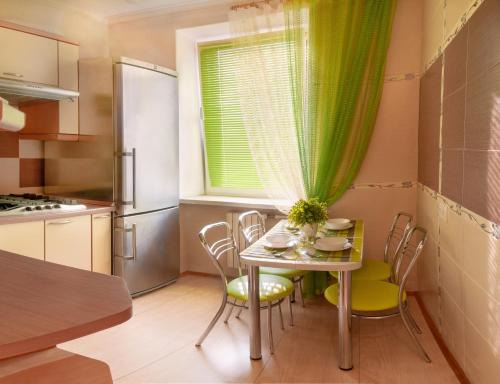 Sukhinovka Apartment | Elegant 3 Room Apartment in Center by Green House