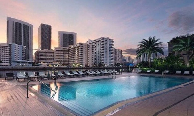 Hollywood South Central Beach Resort | Elegant 3B Resort with Ocean Views & Beach Service