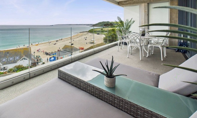 Maenporth Apartment | Luxury 3bd -Beach access | Free parking | Sea View