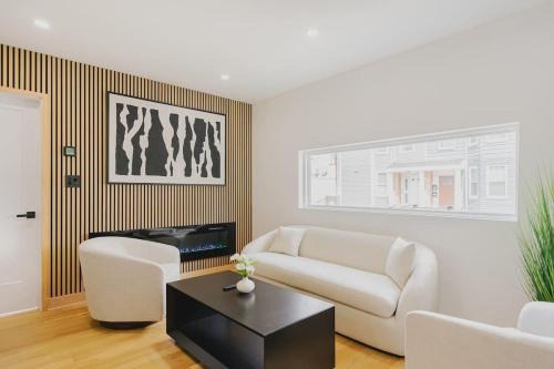 Central-Maverick Square - Paris Street Apartment | Luxury 3BD Short Walk to Airport