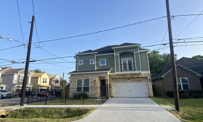 Southeast Houston Villa | Elegant 3-Bedroom Home with Master Balcony for Families