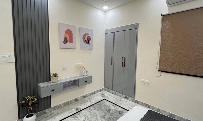 Shyam Nagar House | Modern 3BHK Near Metro with Spa, Kitchen & Projector