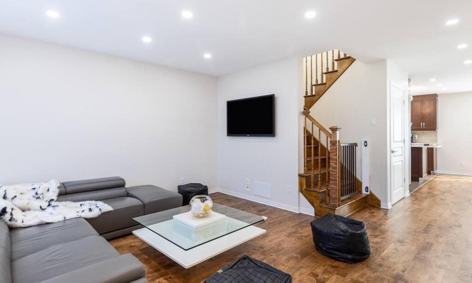 L'Ile-Bizard House | Pet-Friendly 3BR Retreat with Free Parking and Kitchen