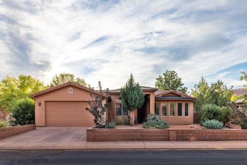 Kanab House | Pet-Friendly 3BR Retreat with Pool in Upscale Area