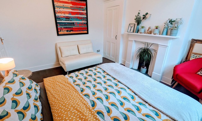 Highbury West House | Elegant Victorian Home with Spa and Hot Tub in London