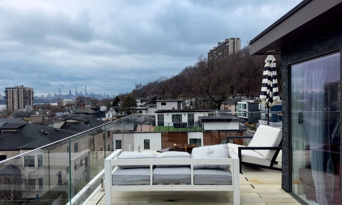 Edgewater House | Elegant 4-Bedroom Getaway with Rooftop Deck & NYC Views