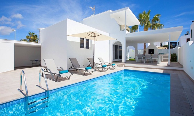 Puerto del Carmen Villa | Elegant 4-Bed Villa in Central Puerto del Carmen Awaits