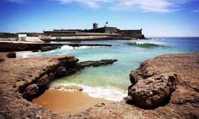 Oeiras Apartment | Beautiful 4-Bed Apartment with Pool & Beach Access