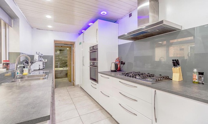 Seisdon House | Stylish 4-Bed House with Jacuzzi and Breakfast Included