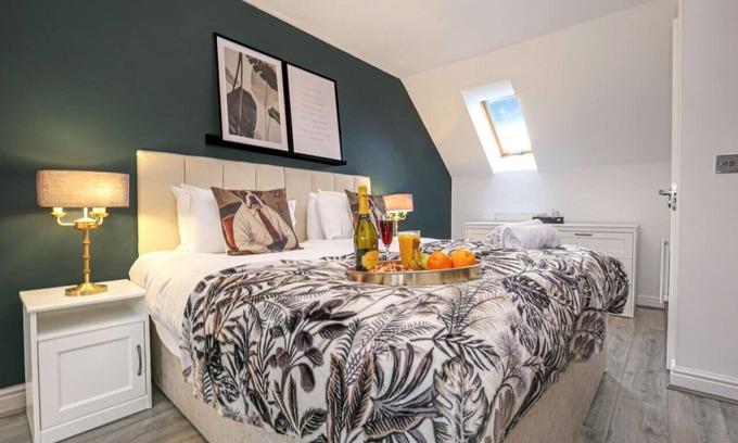 Newport Pagnell House | Spacious 4 Bedroom Retreat with Spa and Pet-Friendly Perks