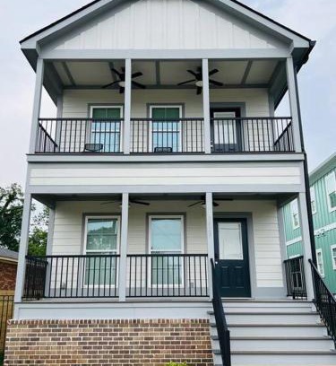 Augusta House | Elegant 4 Bedroom Home with Private Deck near MCG