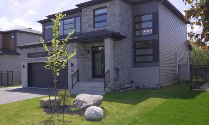 Aylmer Villa | Elegant 4 Bedroom Home in Ottawa/Gatineau with Kitchen