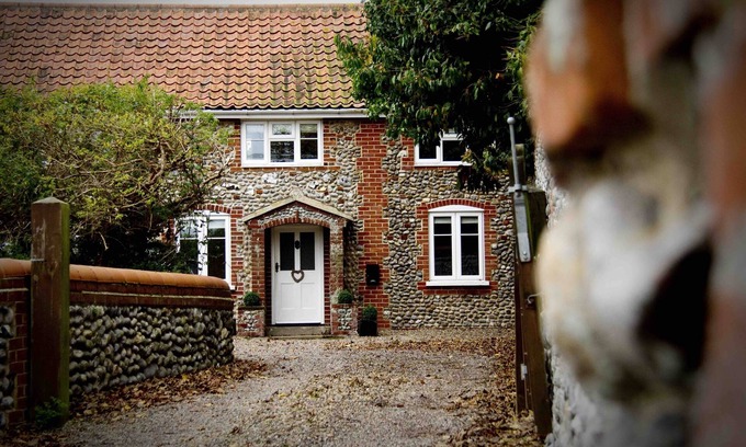 Weybourne Cottage | Coastal 4-Bedroom Cottage with Ocean View & Pool Access
