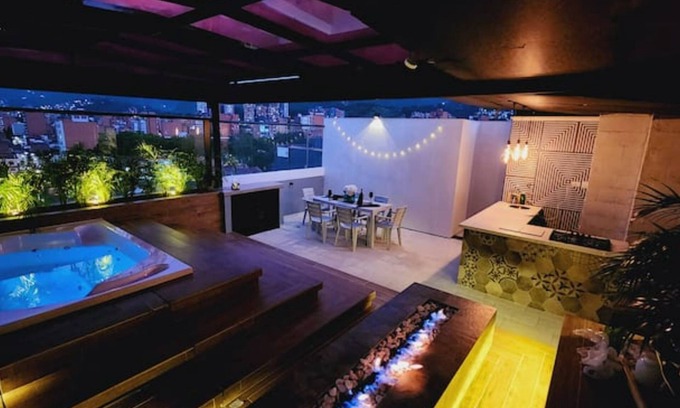 La America Apartment | Relaxing Retreat with Private Jacuzzi Near Al Poblado