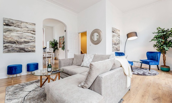 Kensington Apartment | Ideal 4-Bed Getaway Near High Street Ken and Olympia
