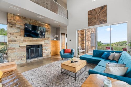 Dripping Springs House | Luxury 4BR Hilltop Retreat Hot Tub & Scenic Views