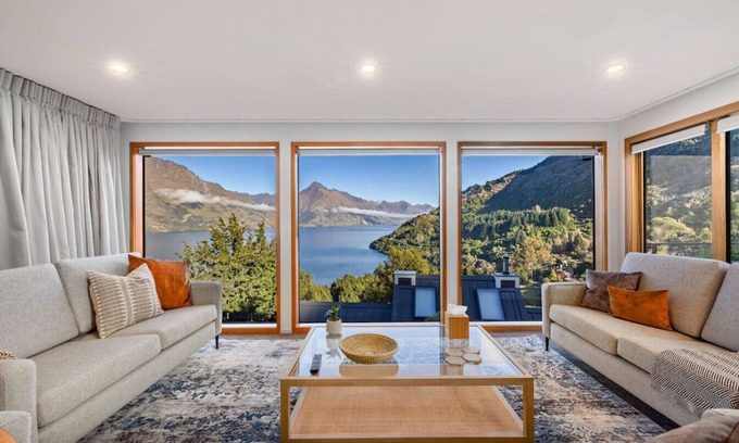 Sunshine Bay House | Luxury 4BR Home - Spa, Views & Pool Table