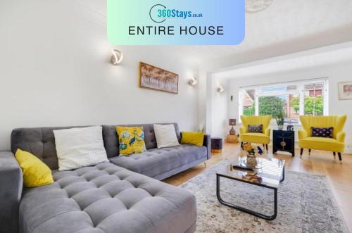 Sandhurst House | Top-Rated 5 BDR House with Parking in Sandhurst