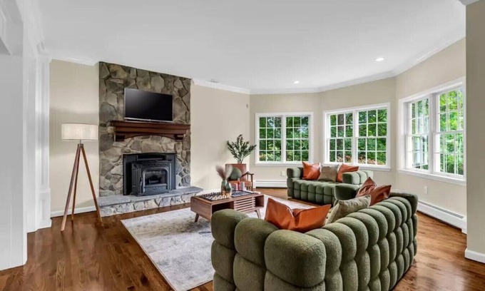 Stony Point Villa | Luxury 5-Bdrm Getaway Near West Point