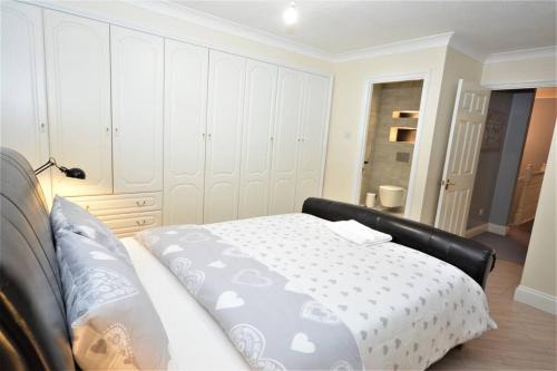 St. Andrew's House | Elegant 5 Bedroom Retreat with Complimentary Parking