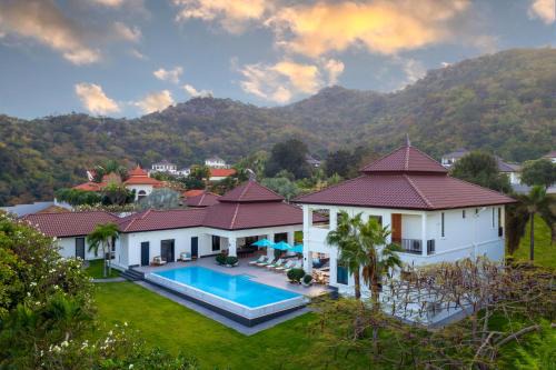 Nong Kae Villa | Elegant 5 Bedroom Pool Villa B11B - Rated 9/10 by Guests