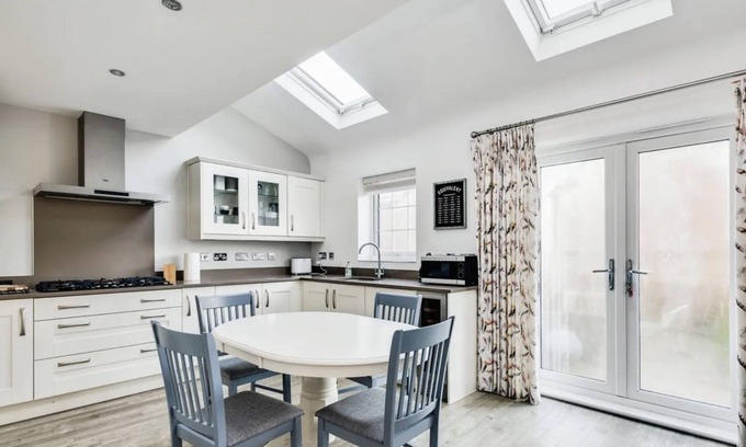 Witney House | Luxury 5-Bedroom Retreat Garden