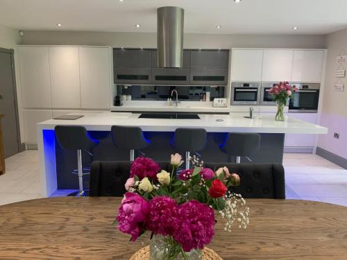Trafford House | Elegant 5-Bed Home with En-Suite Rooms and Hot Tub