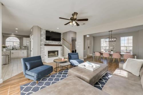 Rowlett House | Spacious 5-BR Retreat with Jacuzzi & Gym Near Lake