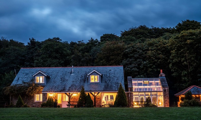 Knott End-on-Sea Cottage | Stylish 5-Star Cottage: Pet-Friendly with Breakfast & More