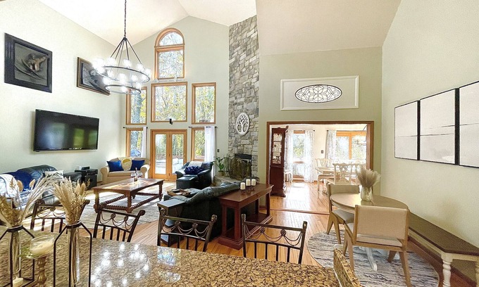 Chestnut Springs House | Guest Rated 10/10: Spacious 5Bd Retreat with Hot Tub