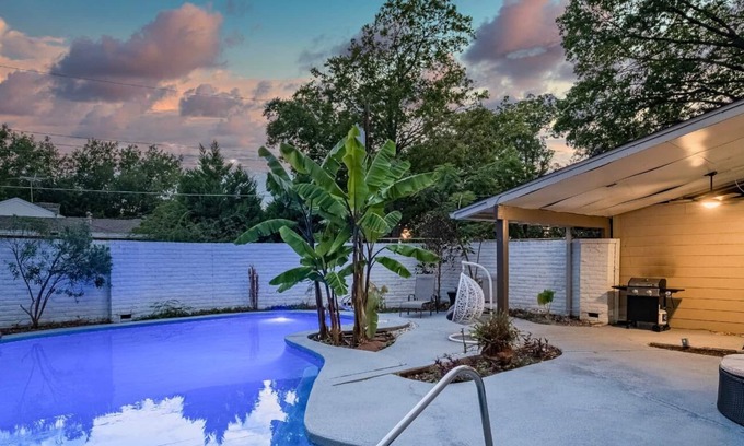Dallas House | Ideal 5BR Home with Private Pool and Home Cinema Experience