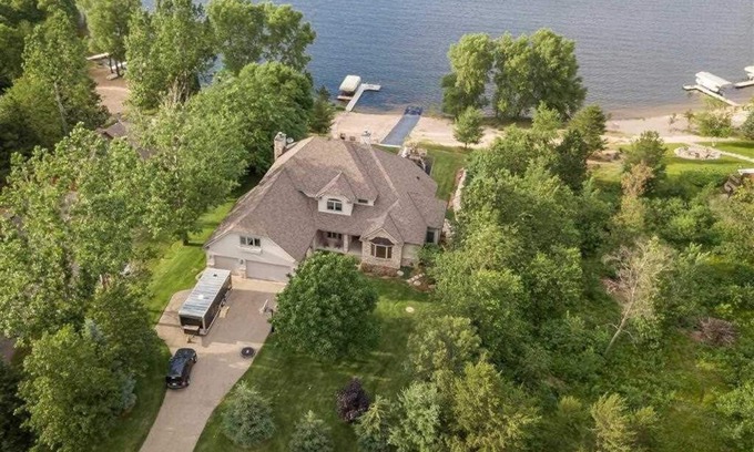 Rome House | Indulge in a 5BR Lake House Near Sand Valley Golf Course
