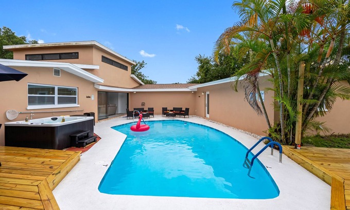 Clearwater House | Luxury 5BR Oasis Pool Hot Tub Sleeps 10