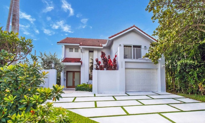South Lake Villa | Exquisite 5BR Villa with Heated Pool & Ocean Views