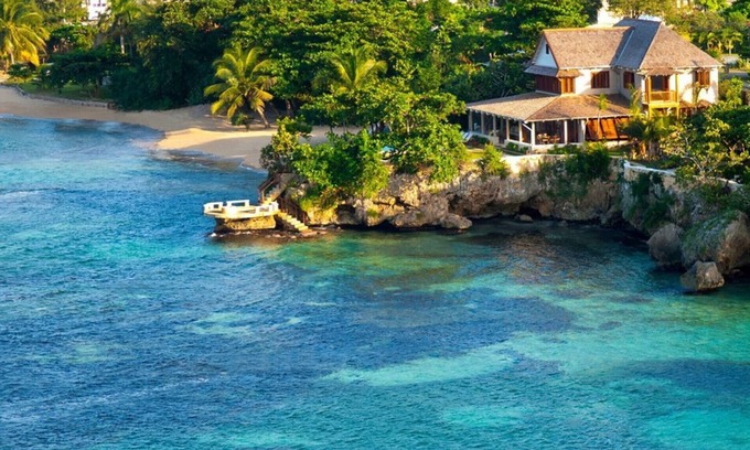 Runaway Bay Villa | Elegant 6 Bed Beach Villa with Ocean View in Runaway Bay