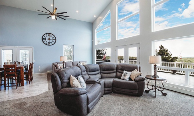 Show Low House | Unforgettable 6-Bedroom Home with Arcade Table & Hot Tub