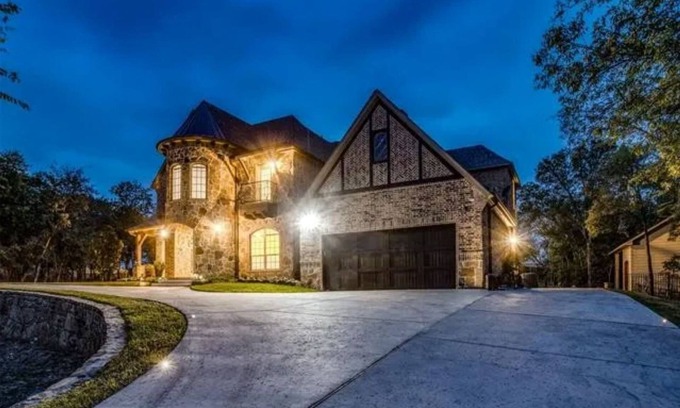 Little Elm House | Elegant 6 BR Retreat with Outdoor Kitchen & Pool Awaits!