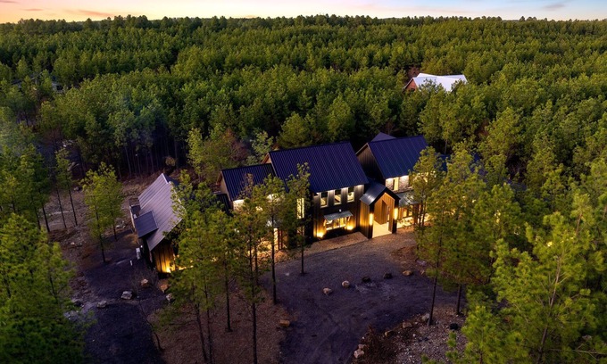 Pickens Cabin | Luxury 8BR Cabin | Sleeps 28 | Hot Tub, Game Room, Firepit, Theater, Outdoor Living & More!