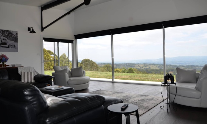 Hazelgrove House | Premier Stay with Ocean Views & King Size Beds, Oberon