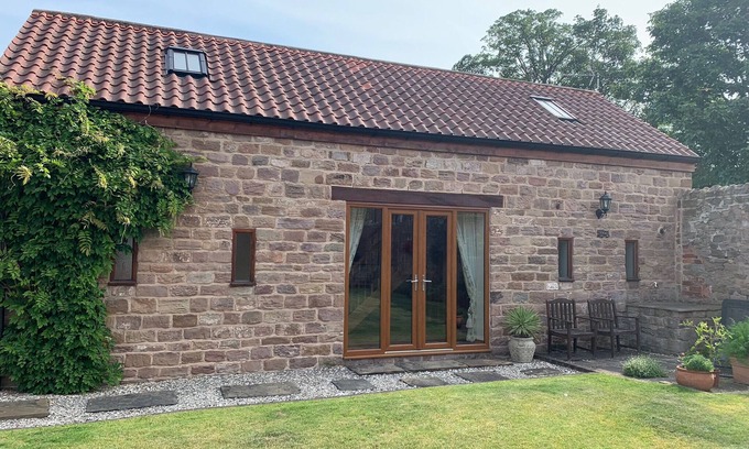 Aston House | Elegant Accommodation in Historic Aston Village with Breakfast