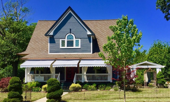 Three Oaks House | Top-Rated Accommodations for 14 Guests Near Distillery