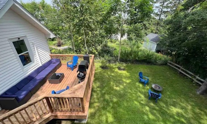 Chester House | Cozy Accommodation Steps from the Ocean & Pet Friendly